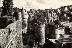 CPM Fougeres Le Chateau Porte Notre Dame et la Ville Haute