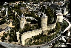 CPM Fougeres Le Chateau et les Remparts Vue aerienne