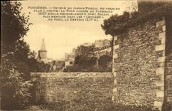 CPA Fougeres Un Coin du Jardin Public La tour carree du Papegaud