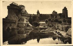 CPA Fougeres Les remparts Nord du chateau Lavoir Lavandieres