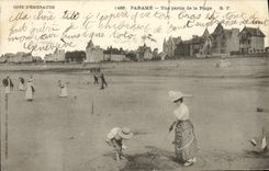 CPA Parame Une Partie de la Plage Femme et enfant