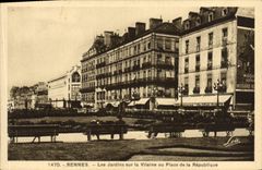 CPA Rennes Les Jardins sur la Vilaine ou Place de la Republique