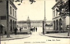 CPA Rennes La Caserne Guines Militaria Soldats