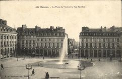 CPA Rennes La Place du Palais et la Rue Bourbon