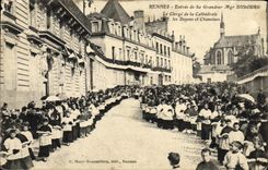 CPA Rennes Entree de Sa Grandeur Mgr Dubourg Le clerge de la cathedrale MM les doyens et Chanoines 