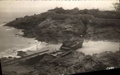 POSTAL MODERNA castillo de Hebert de la playa del St Enogat