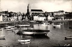 CPM Saint Servan Vue Le Port et l Eglise Bateaux