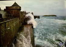 CPM Saint Malo Cite Corsaire Tempete d equinoxe sur les remparts