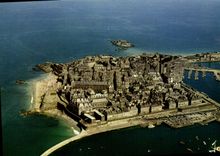 CPM Saint Malo Vue Generale de la Ville Close entre les remparts