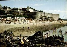 CPM Saint Malo La Plage de Bonsecours Les Rochers et les Remparts