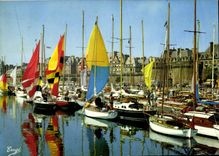 CPM Saint Malo Cite Corsaire Le Port de Yachts a l arrivee d une course croisiere