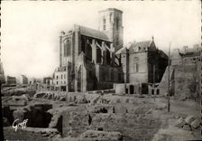 CPA Saint Malo la Cathedrale et la rue Poreon Militaria