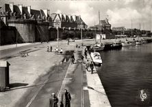 CPM Saint Malo Remparts la Grande Porte et le Bassin Vauban