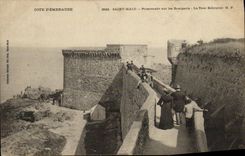 CPA St Malo Promenade sur les remparts