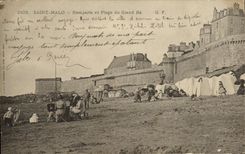 CPA Saint Malo Remparts et Plage du Grand Be