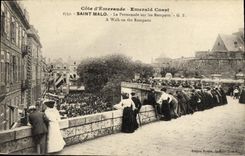 CPA Saint Malo La Promenade Sur Les Remparts