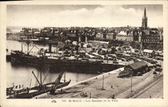 CPA Saint Malo Les Bassins et la Ville Bateau