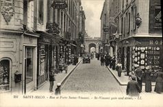CPA Saint Malo Rue et Porte Saint Vincent Lacorre Tailleur Pharmacie 
