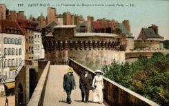 CPA Saint Malo La Promenade des Remparts vers la Grande Porte