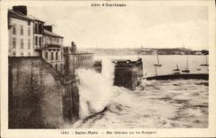 CPA Saint Malo Mer deferlant sur les Remparts