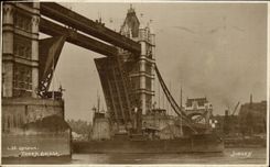 CPA London the Tower Bridge Bateau