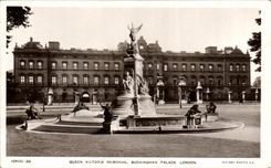 VINTAGE POSTCARD Queen Victoria Memorial London Buckingham Palace