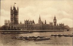 CPA London Houses Of Parliament From the River Peniches Bateaux