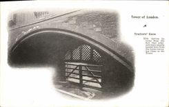 VINTAGE POSTCARD Tower off London Traitor S Spoils