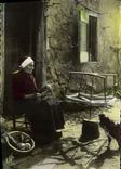 CPSM Pyrenees Femme devant sa maison chien fileuse Folklore 