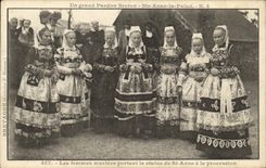 CPA Un grand pardon Breton Ste Anne le Palud Les femmes amriees portant la statue de Ste Anne a la procession folklore