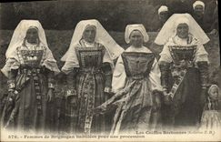 CPA Femmes de Brignogan Habillees Pour Une Procession Folklore Costume