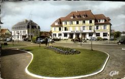 CPM Franceville Plage Place de la Plage et Hotel Des Pins