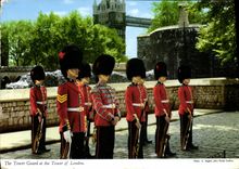 MODERN CARD London The tower guards At the tower off London Militaria