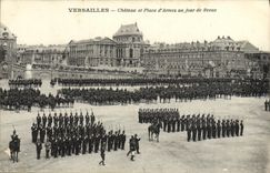 CPA Versailles Chateau et Place d Armes un Jour de Revue Militaria 