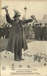 CPA Paris Le Chameur d Oiseaux aux Tuileries Le Banquet des Pigeons TOP