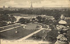 CPA Paris Vue sur le Jardin des Tuileries Tour Eiffel