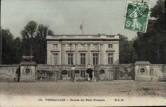 CPA Versailles Entree du Petit Trianon