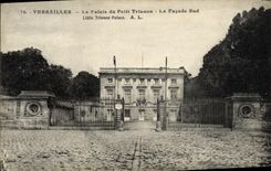 CPA Versailles Le Palais du Petit Trianon La Facade Sud