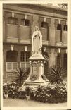 CPA La Statue de Sainte Therese de l Enfant Jesus dans la cour d entree du Carmel de Lisieux