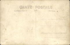 CARTE PHOTO Homme devant un champ