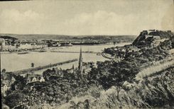 VINTAGE POSTCARD Petit city has hillside