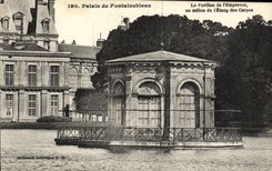 CPA Palais de Fontainebleau Le pavillon de l empereur au milieu de l etang des carpes