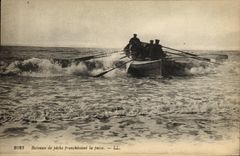 CPA Bateaux de peche franchissant la passse