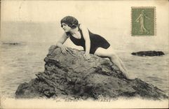 CPA Repos Femme en maillot de bain Baigneuse 