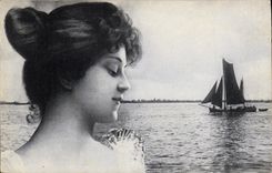 CPA Femme Bateau de peche 