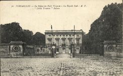 CPA Versailles Le Palais du Petit Trianon La Facade Sud