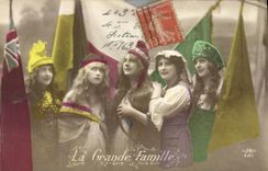 CPA La Grande Famille Femmes Militaria 