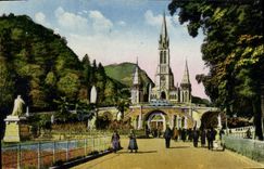 VINTAGE POSTCARD Heavy the Basilica and the Virgin Crown
