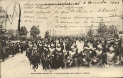 VINTAGE POSTCARD the Sovereigns D Italy has Paris On L avenue Nicolas II the king and the queen going has L Elysium