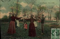 CPA Fantaisie Femmes A la ferme Une ronde carte toilee Folklore